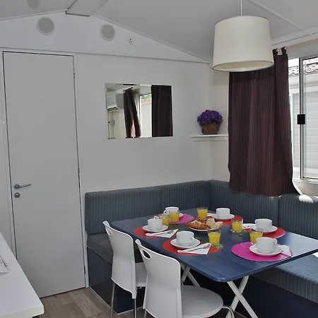 캠프장 Happy Camp Mobile Homes In 그라도